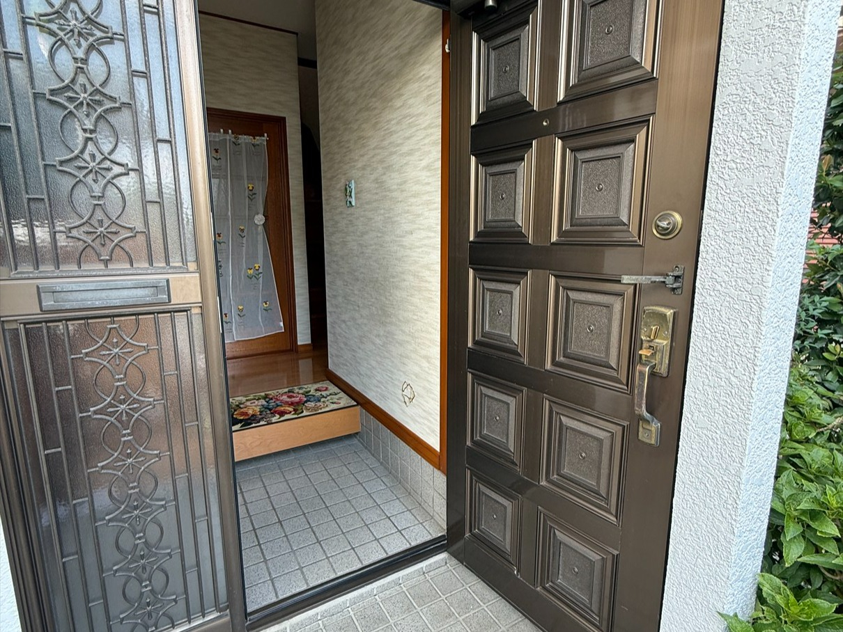 🏡✨ 加須市のお住まいで古くなった玄関戸をお悩み中ですか？リ...