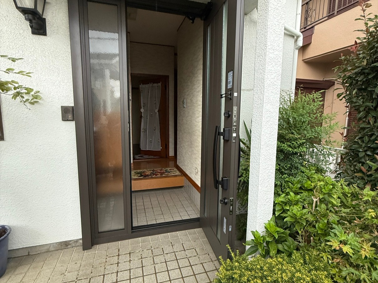 🏡✨ 加須市のお住まいで古くなった玄関戸をお悩み中ですか？リ...