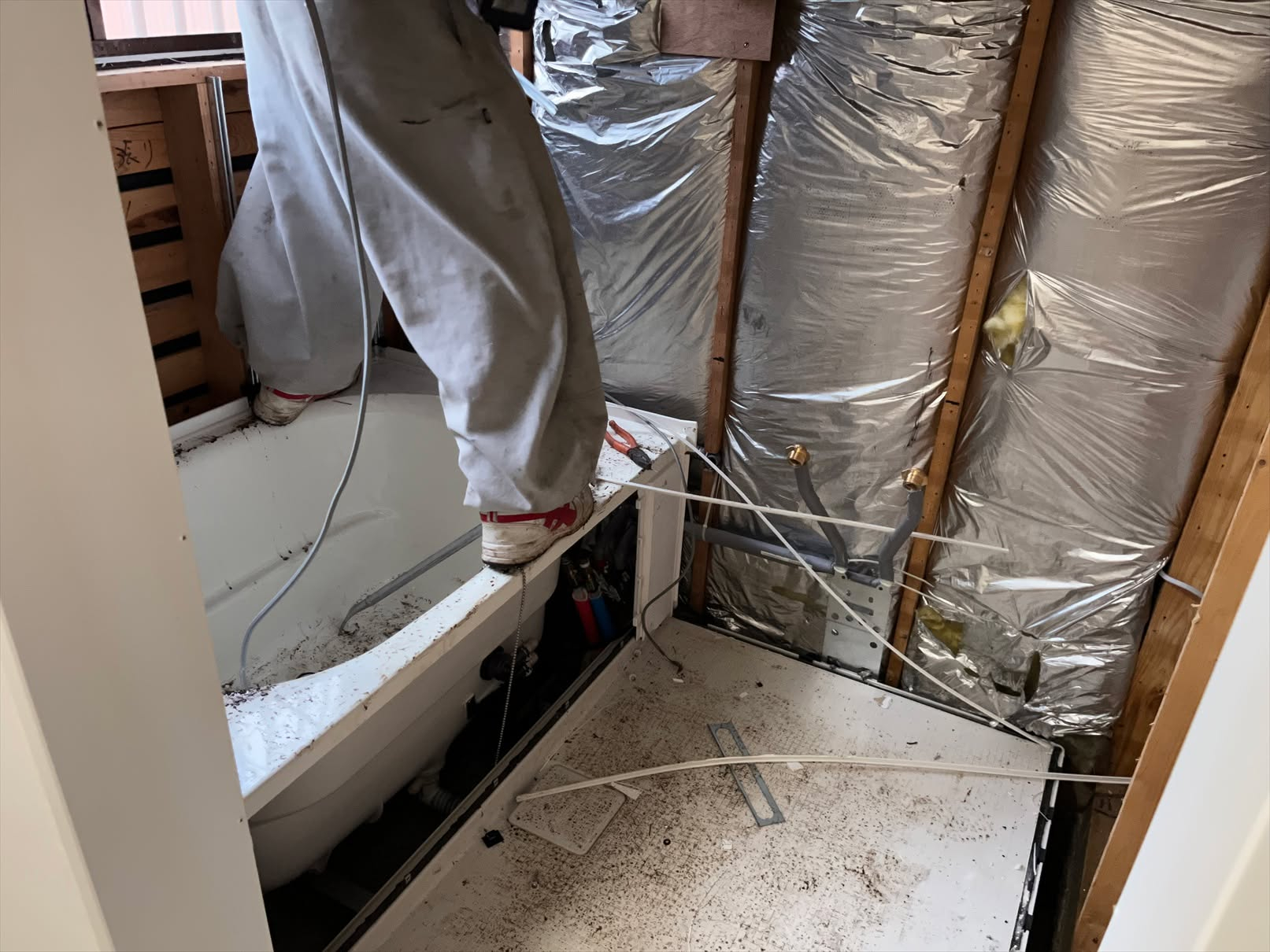 🌟加須市の住宅にて、0.75坪のユニットバスを1.0坪用に拡...