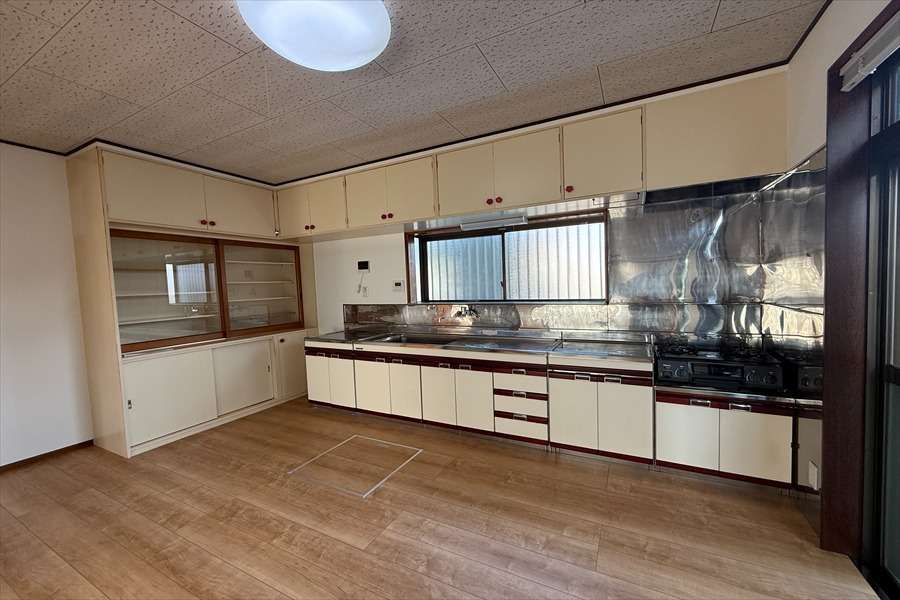 内装リフォーム床をフローリングに玄関ホールの真壁をクロス貼りに