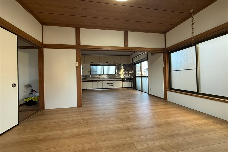 和室を洋風へと大胆に変身させ、DKとつなげた広々LDKリフォ...