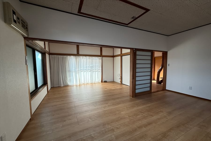 和室を洋風へと大胆に変身させ、DKとつなげた広々LDKリフォ...